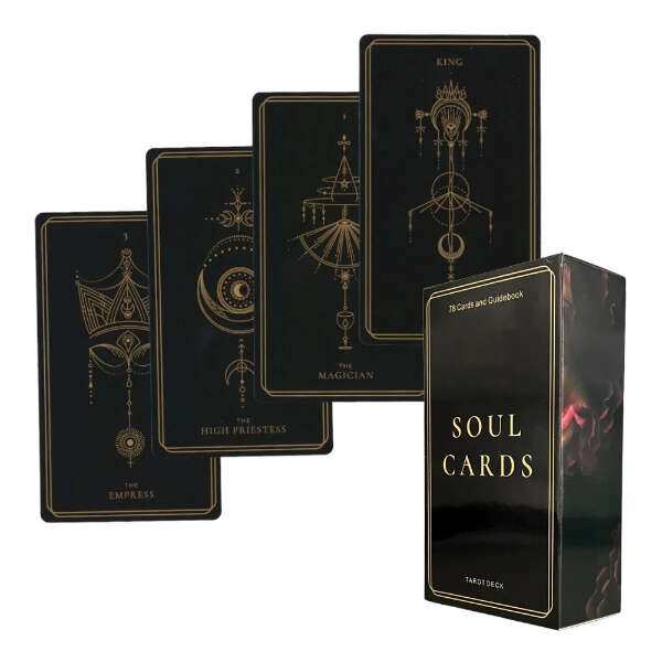 Un pachet de carti de tarot Un pachet de carti de tarot